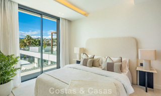 Villa de lujo moderna con estilo arquitectónico minimalista, en venta en la Nueva Milla de Oro entre Marbella y Estepona 794344 