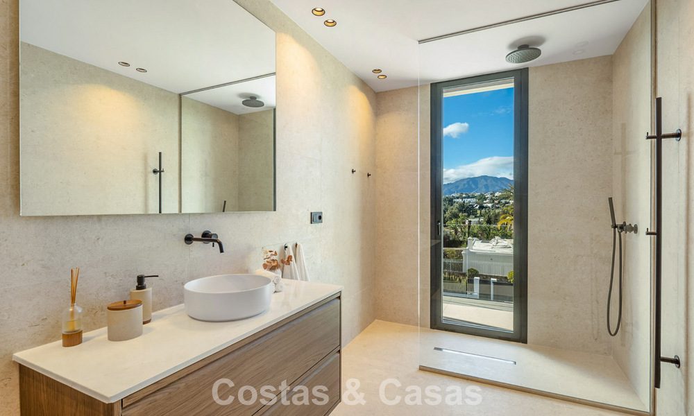 Villa de lujo moderna con estilo arquitectónico minimalista, en venta en la Nueva Milla de Oro entre Marbella y Estepona 794345