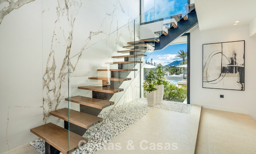 Villa de lujo moderna con estilo arquitectónico minimalista, en venta en la Nueva Milla de Oro entre Marbella y Estepona 794349