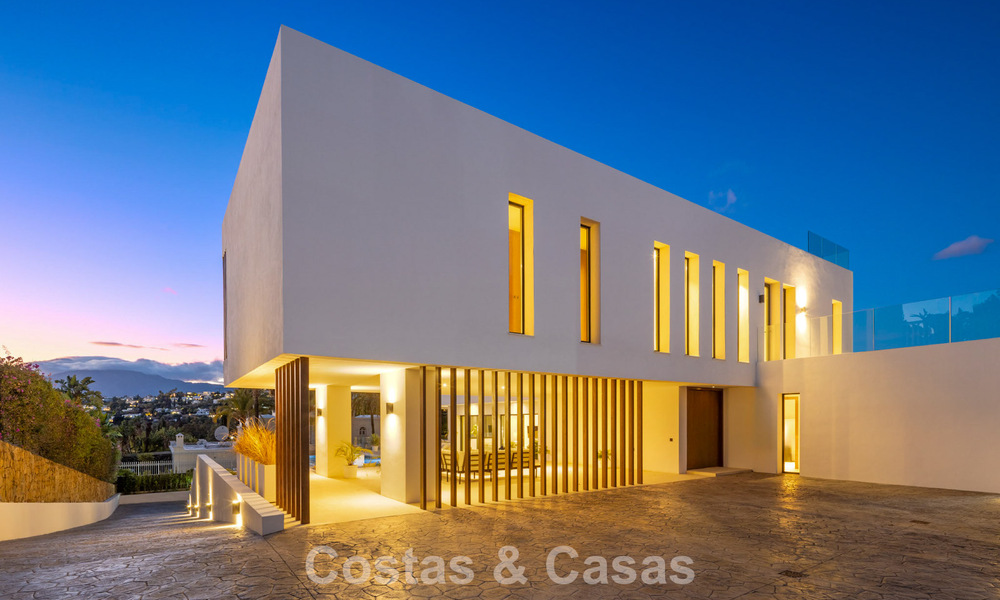 Villa de lujo moderna con estilo arquitectónico minimalista, en venta en la Nueva Milla de Oro entre Marbella y Estepona 794353