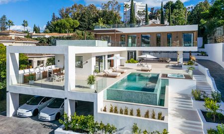 Villa de lujo moderna con estilo arquitectónico minimalista, en venta en la Nueva Milla de Oro entre Marbella y Estepona 794355