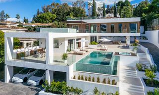 Villa de lujo moderna con estilo arquitectónico minimalista, en venta en la Nueva Milla de Oro entre Marbella y Estepona 794355 