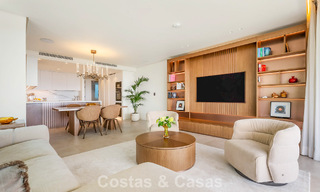 Moderno apartamento con jardín en venta con vistas panorámicas a la costa en un exclusivo complejo cerca de Marbella ciudad 794481 