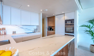 Moderno apartamento con jardín en venta con vistas panorámicas a la costa en un exclusivo complejo cerca de Marbella ciudad 794482 