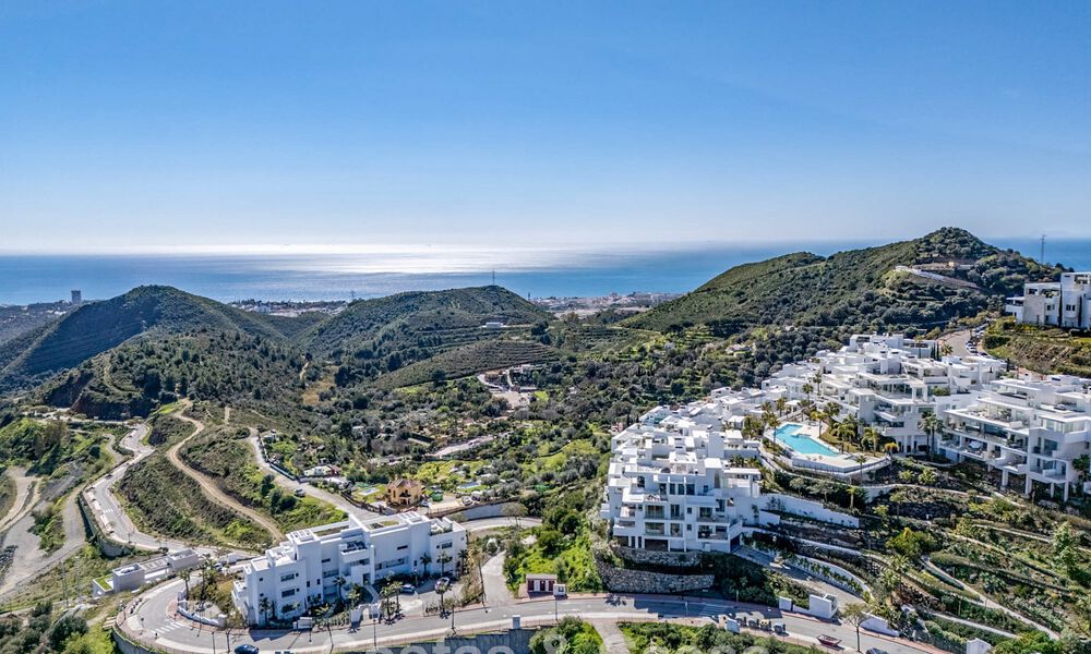 Moderno apartamento con jardín en venta con vistas panorámicas a la costa en un exclusivo complejo cerca de Marbella ciudad 794484