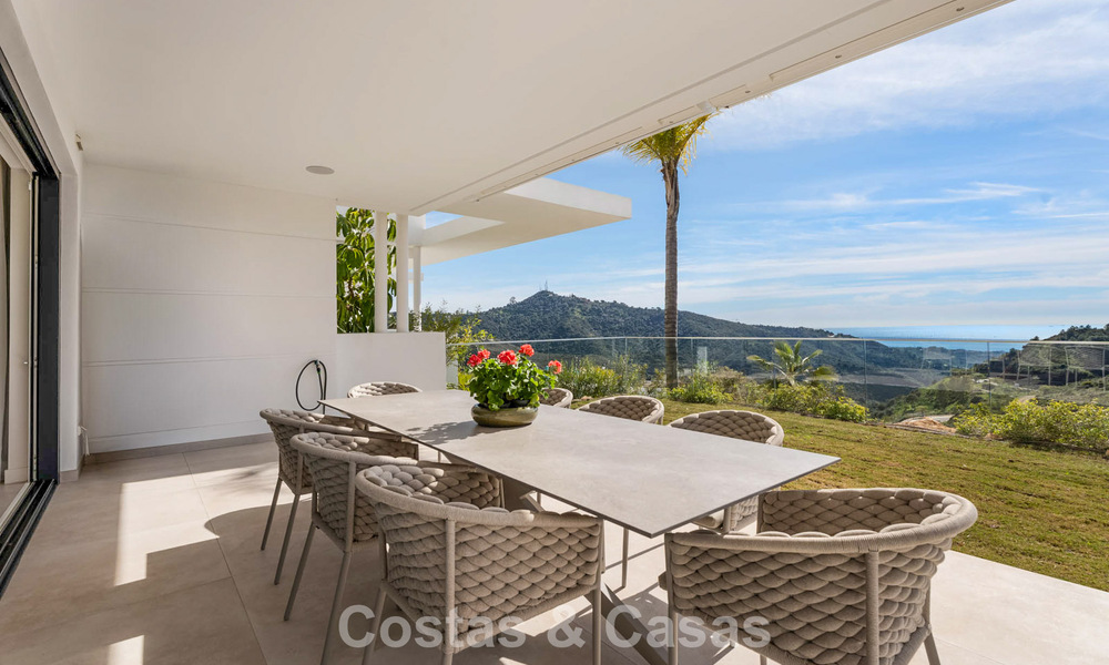 Moderno apartamento con jardín en venta con vistas panorámicas a la costa en un exclusivo complejo cerca de Marbella ciudad 794485