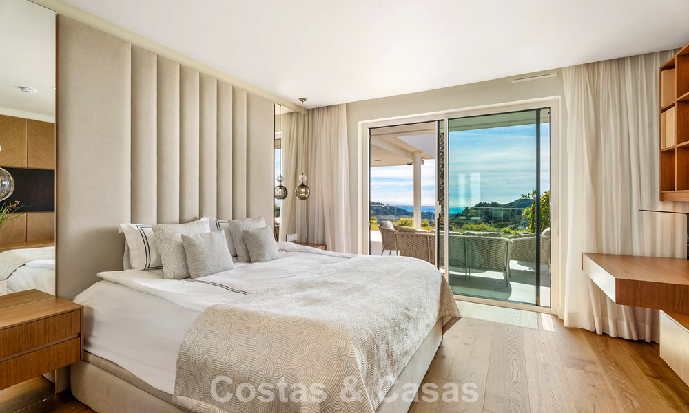 Moderno apartamento con jardín en venta con vistas panorámicas a la costa en un exclusivo complejo cerca de Marbella ciudad 794486