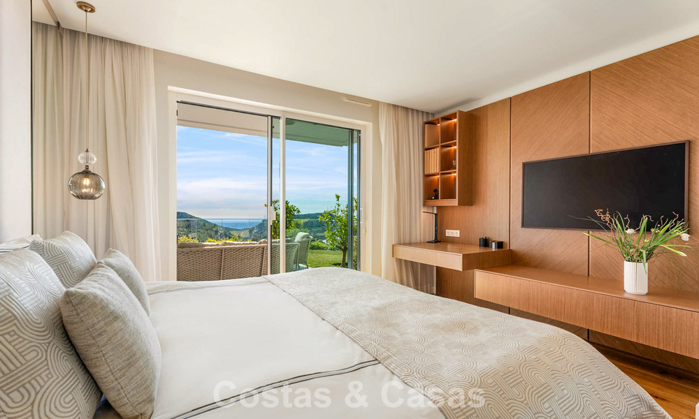 Moderno apartamento con jardín en venta con vistas panorámicas a la costa en un exclusivo complejo cerca de Marbella ciudad 794487