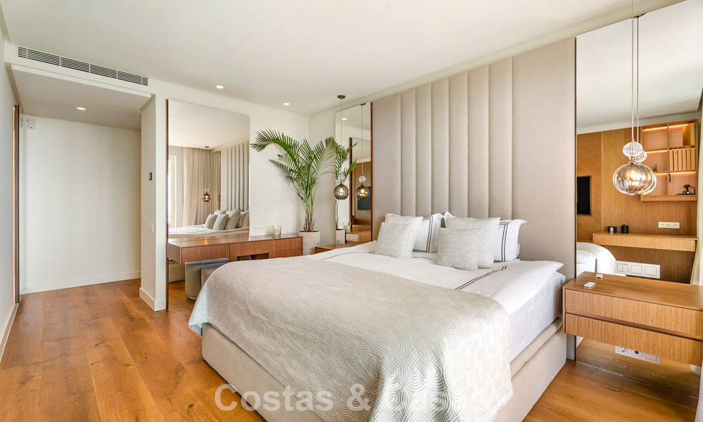 Moderno apartamento con jardín en venta con vistas panorámicas a la costa en un exclusivo complejo cerca de Marbella ciudad 794488
