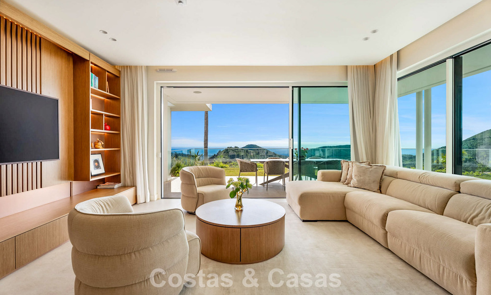 Moderno apartamento con jardín en venta con vistas panorámicas a la costa en un exclusivo complejo cerca de Marbella ciudad 794489