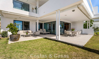 Moderno apartamento con jardín en venta con vistas panorámicas a la costa en un exclusivo complejo cerca de Marbella ciudad 794490 