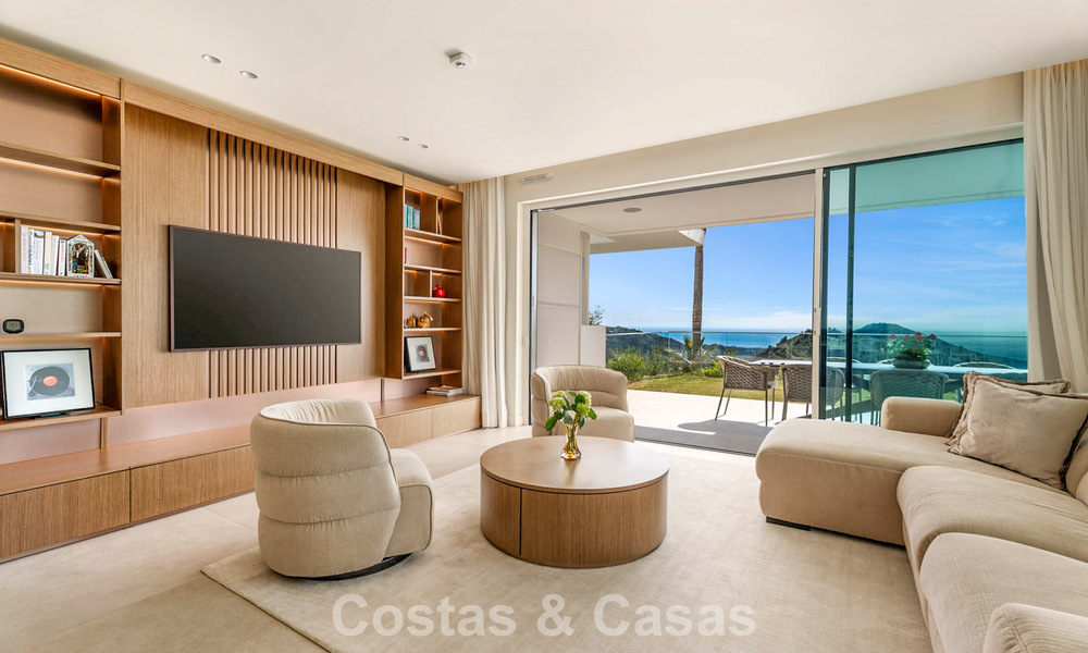 Moderno apartamento con jardín en venta con vistas panorámicas a la costa en un exclusivo complejo cerca de Marbella ciudad 794491