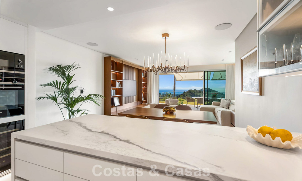 Moderno apartamento con jardín en venta con vistas panorámicas a la costa en un exclusivo complejo cerca de Marbella ciudad 794493
