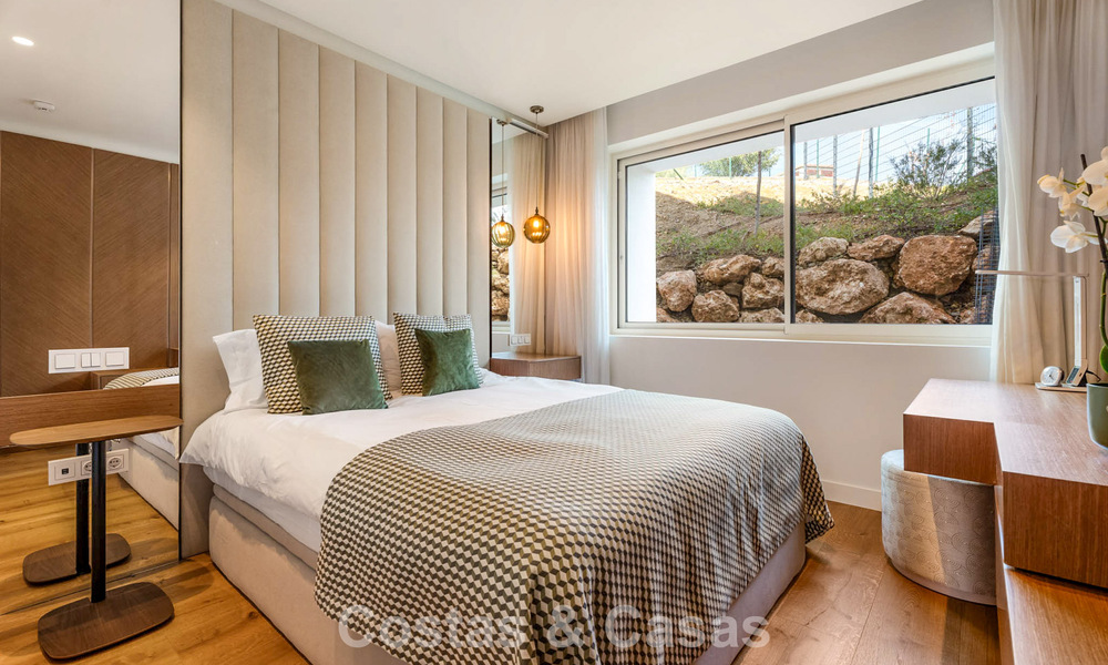 Moderno apartamento con jardín en venta con vistas panorámicas a la costa en un exclusivo complejo cerca de Marbella ciudad 794494