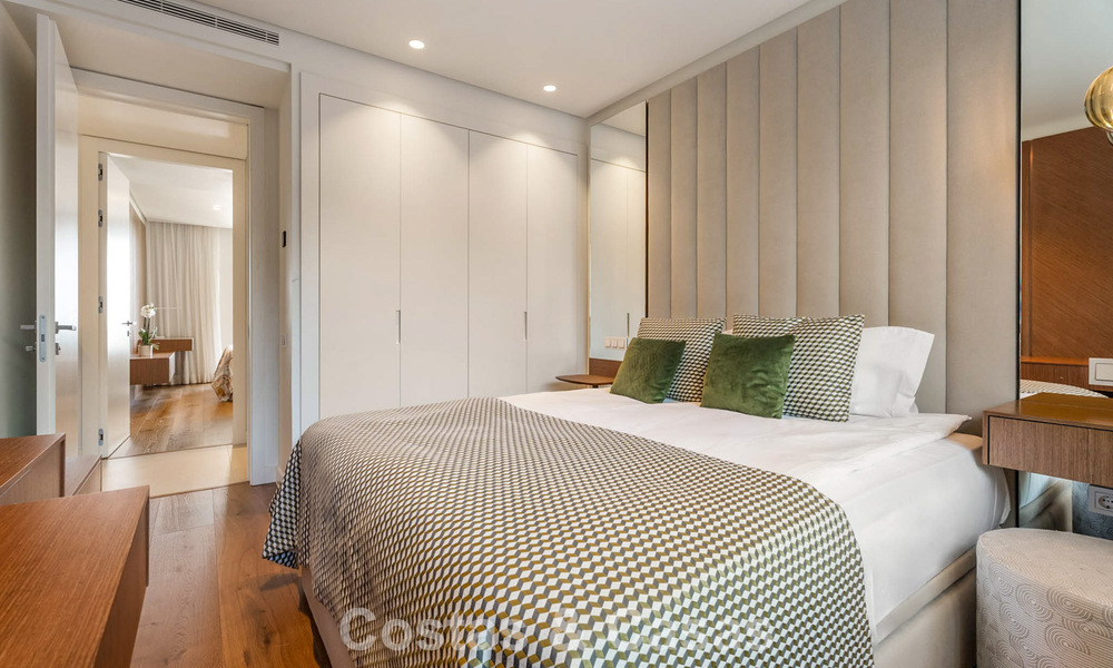 Moderno apartamento con jardín en venta con vistas panorámicas a la costa en un exclusivo complejo cerca de Marbella ciudad 794495