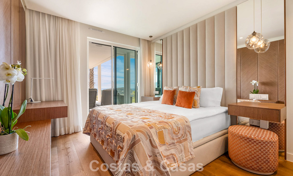 Moderno apartamento con jardín en venta con vistas panorámicas a la costa en un exclusivo complejo cerca de Marbella ciudad 794496