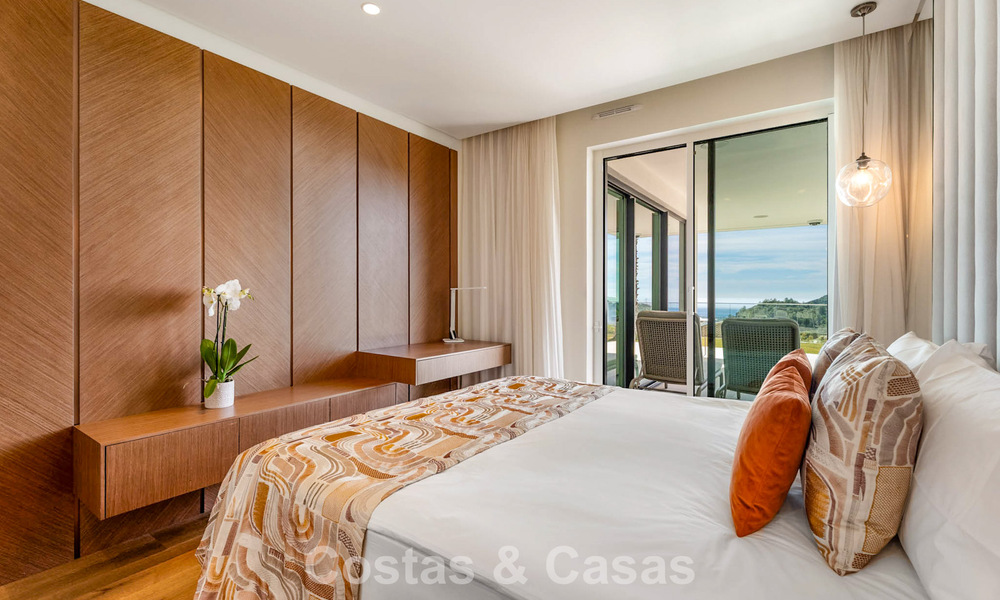 Moderno apartamento con jardín en venta con vistas panorámicas a la costa en un exclusivo complejo cerca de Marbella ciudad 794497