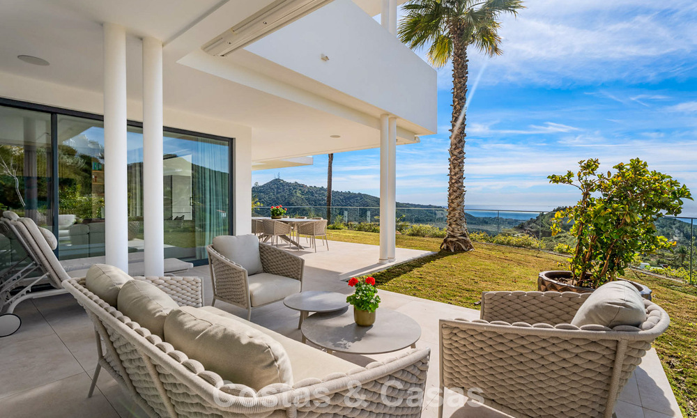 Moderno apartamento con jardín en venta con vistas panorámicas a la costa en un exclusivo complejo cerca de Marbella ciudad 794498