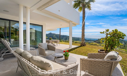 Moderno apartamento con jardín en venta con vistas panorámicas a la costa en un exclusivo complejo cerca de Marbella ciudad 794498