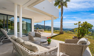 Moderno apartamento con jardín en venta con vistas panorámicas a la costa en un exclusivo complejo cerca de Marbella ciudad 794498 