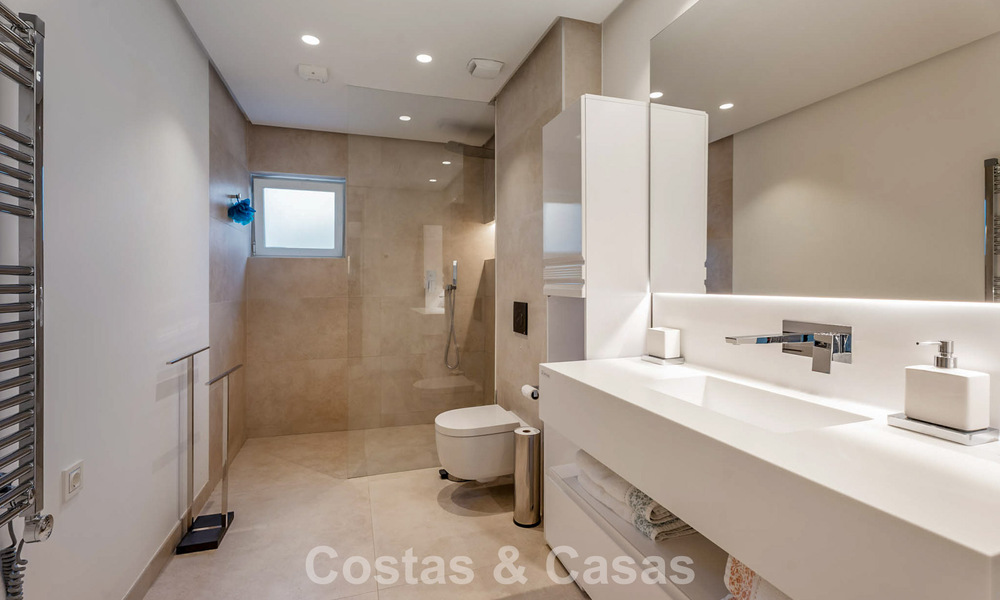 Moderno apartamento con jardín en venta con vistas panorámicas a la costa en un exclusivo complejo cerca de Marbella ciudad 794500