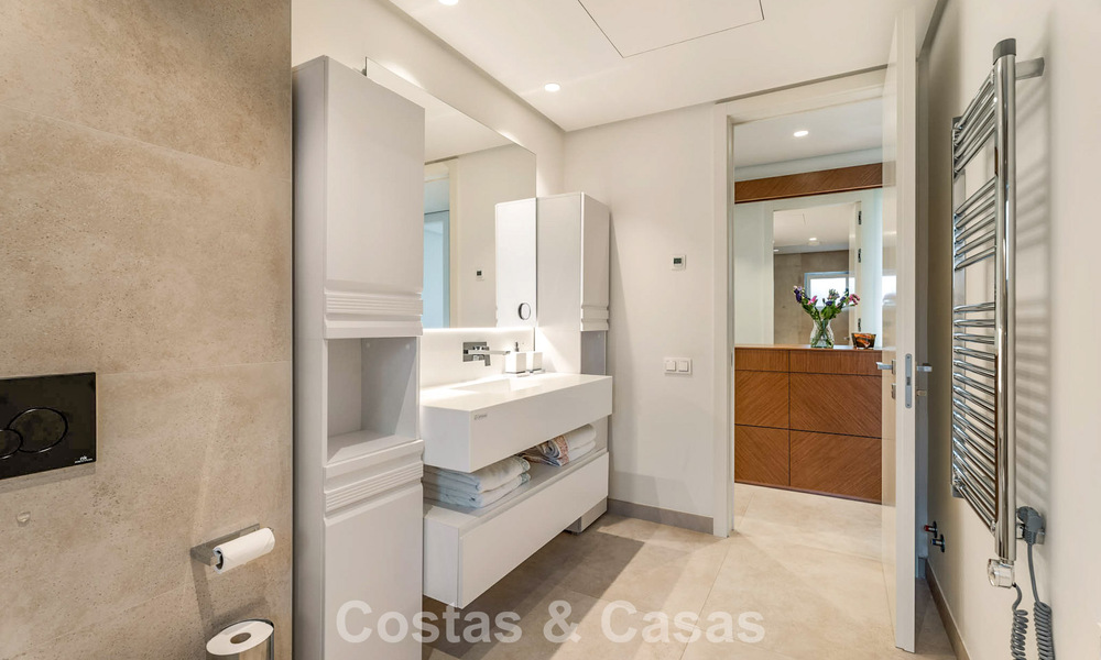 Moderno apartamento con jardín en venta con vistas panorámicas a la costa en un exclusivo complejo cerca de Marbella ciudad 794501