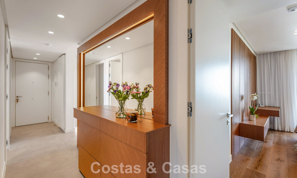 Moderno apartamento con jardín en venta con vistas panorámicas a la costa en un exclusivo complejo cerca de Marbella ciudad 794502