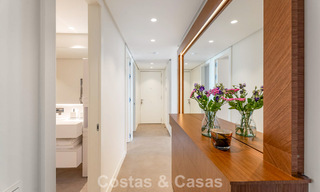 Moderno apartamento con jardín en venta con vistas panorámicas a la costa en un exclusivo complejo cerca de Marbella ciudad 794503 