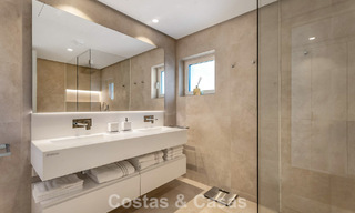 Moderno apartamento con jardín en venta con vistas panorámicas a la costa en un exclusivo complejo cerca de Marbella ciudad 794504 