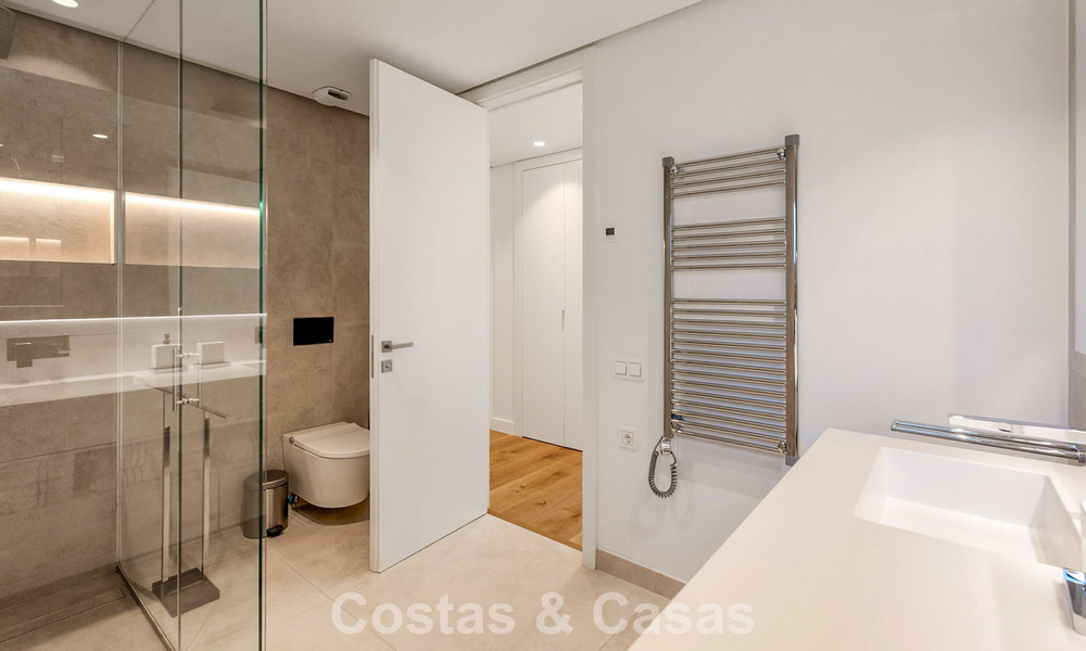 Moderno apartamento con jardín en venta con vistas panorámicas a la costa en un exclusivo complejo cerca de Marbella ciudad 794505