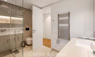 Moderno apartamento con jardín en venta con vistas panorámicas a la costa en un exclusivo complejo cerca de Marbella ciudad 794505 