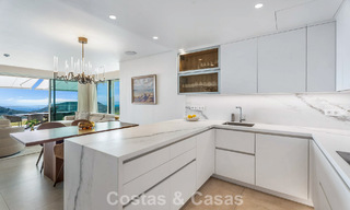 Moderno apartamento con jardín en venta con vistas panorámicas a la costa en un exclusivo complejo cerca de Marbella ciudad 794506 