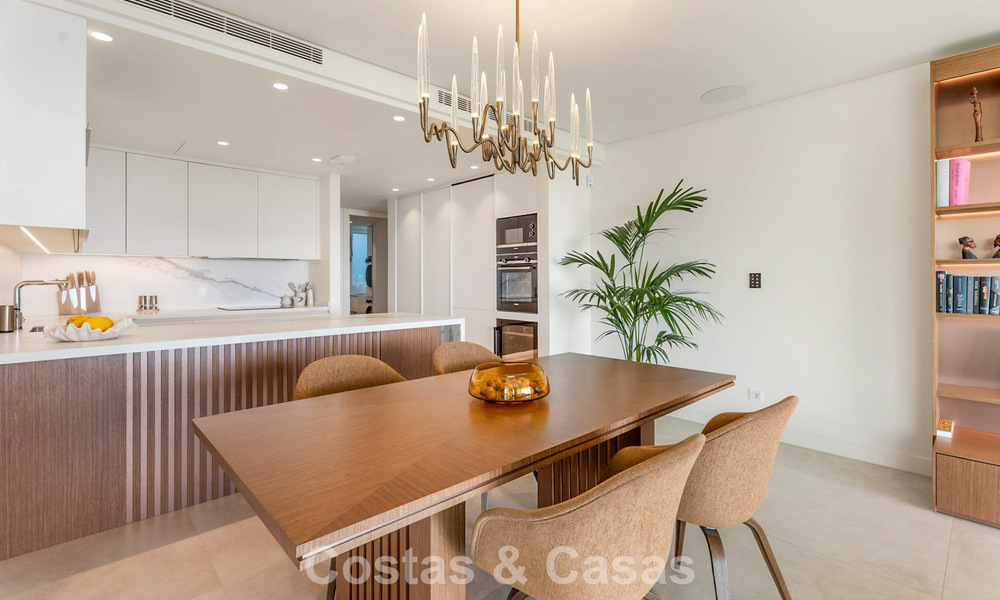 Moderno apartamento con jardín en venta con vistas panorámicas a la costa en un exclusivo complejo cerca de Marbella ciudad 794507