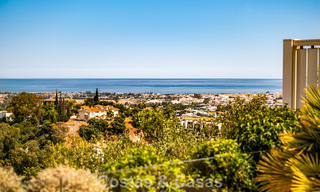 Apartamento moderno con carácter de villa en venta con vistas al mar en un complejo exclusivo en La Quinta, Marbella - Benahavís 794509 