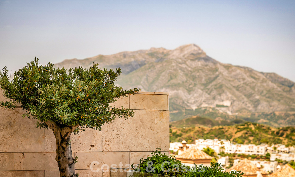 Apartamento moderno con carácter de villa en venta con vistas al mar en un complejo exclusivo en La Quinta, Marbella - Benahavís 794510