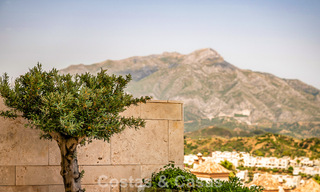 Apartamento moderno con carácter de villa en venta con vistas al mar en un complejo exclusivo en La Quinta, Marbella - Benahavís 794510 