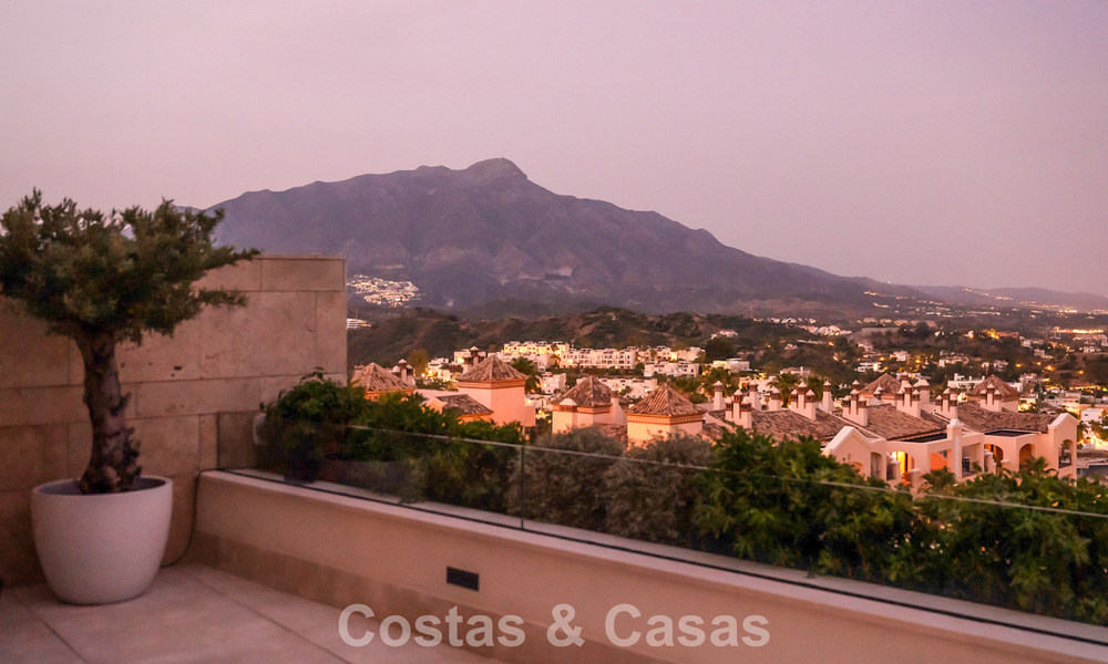 Apartamento moderno con carácter de villa en venta con vistas al mar en un complejo exclusivo en La Quinta, Marbella - Benahavís 794511