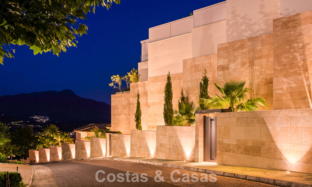 Apartamento moderno con carácter de villa en venta con vistas al mar en un complejo exclusivo en La Quinta, Marbella - Benahavís 794512