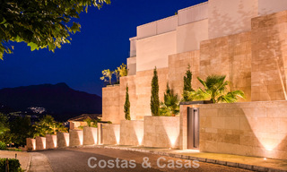 Apartamento moderno con carácter de villa en venta con vistas al mar en un complejo exclusivo en La Quinta, Marbella - Benahavís 794512 