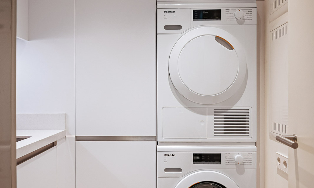 Apartamento moderno con carácter de villa en venta con vistas al mar en un complejo exclusivo en La Quinta, Marbella - Benahavís 794513