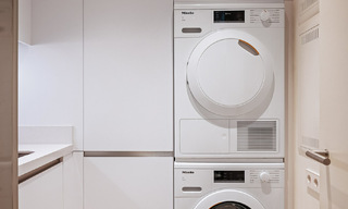 Apartamento moderno con carácter de villa en venta con vistas al mar en un complejo exclusivo en La Quinta, Marbella - Benahavís 794513 