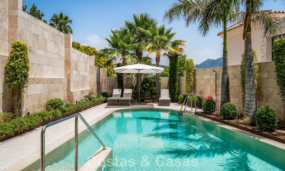 Apartamento moderno con carácter de villa en venta con vistas al mar en un complejo exclusivo en La Quinta, Marbella - Benahavís 794515