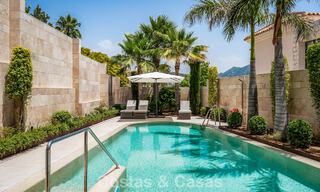 Apartamento moderno con carácter de villa en venta con vistas al mar en un complejo exclusivo en La Quinta, Marbella - Benahavís 794515 