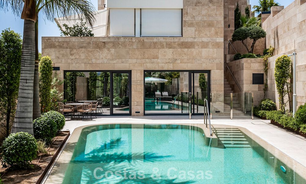 Apartamento moderno con carácter de villa en venta con vistas al mar en un complejo exclusivo en La Quinta, Marbella - Benahavís 794516