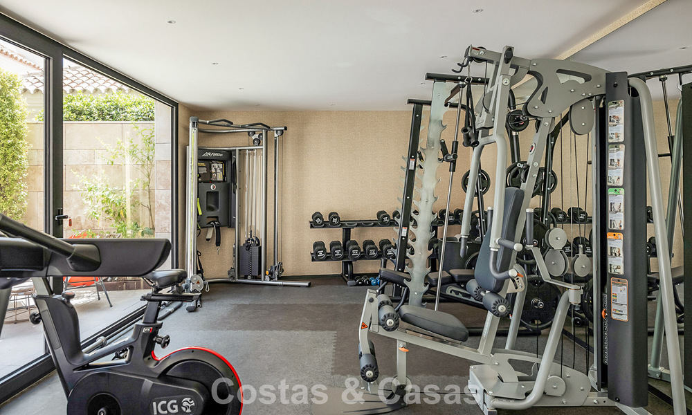 Apartamento moderno con carácter de villa en venta con vistas al mar en un complejo exclusivo en La Quinta, Marbella - Benahavís 794517