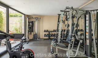 Apartamento moderno con carácter de villa en venta con vistas al mar en un complejo exclusivo en La Quinta, Marbella - Benahavís 794517 