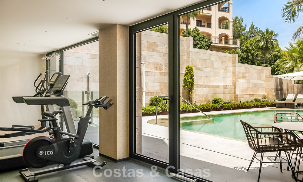 Apartamento moderno con carácter de villa en venta con vistas al mar en un complejo exclusivo en La Quinta, Marbella - Benahavís 794518