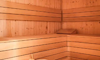 Apartamento moderno con carácter de villa en venta con vistas al mar en un complejo exclusivo en La Quinta, Marbella - Benahavís 794519 