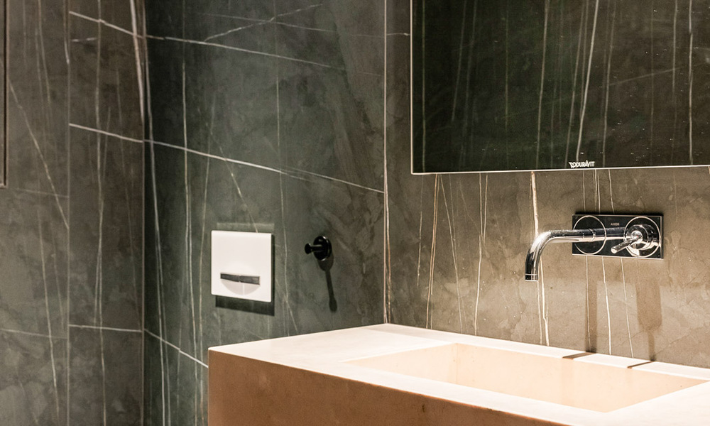 Apartamento moderno con carácter de villa en venta con vistas al mar en un complejo exclusivo en La Quinta, Marbella - Benahavís 794520