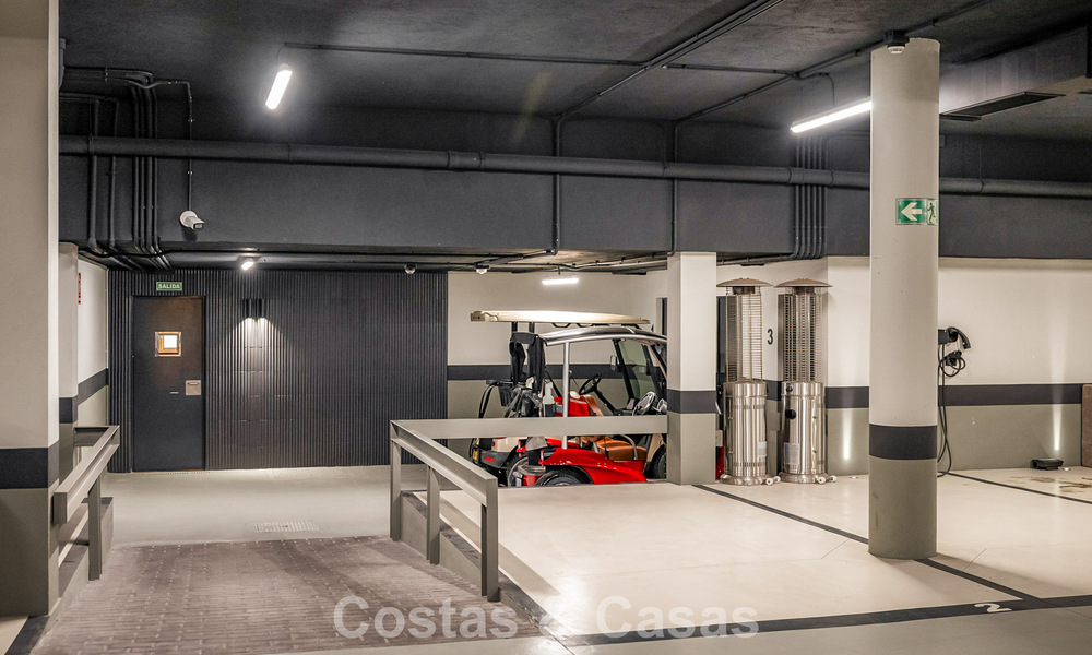 Apartamento moderno con carácter de villa en venta con vistas al mar en un complejo exclusivo en La Quinta, Marbella - Benahavís 794521